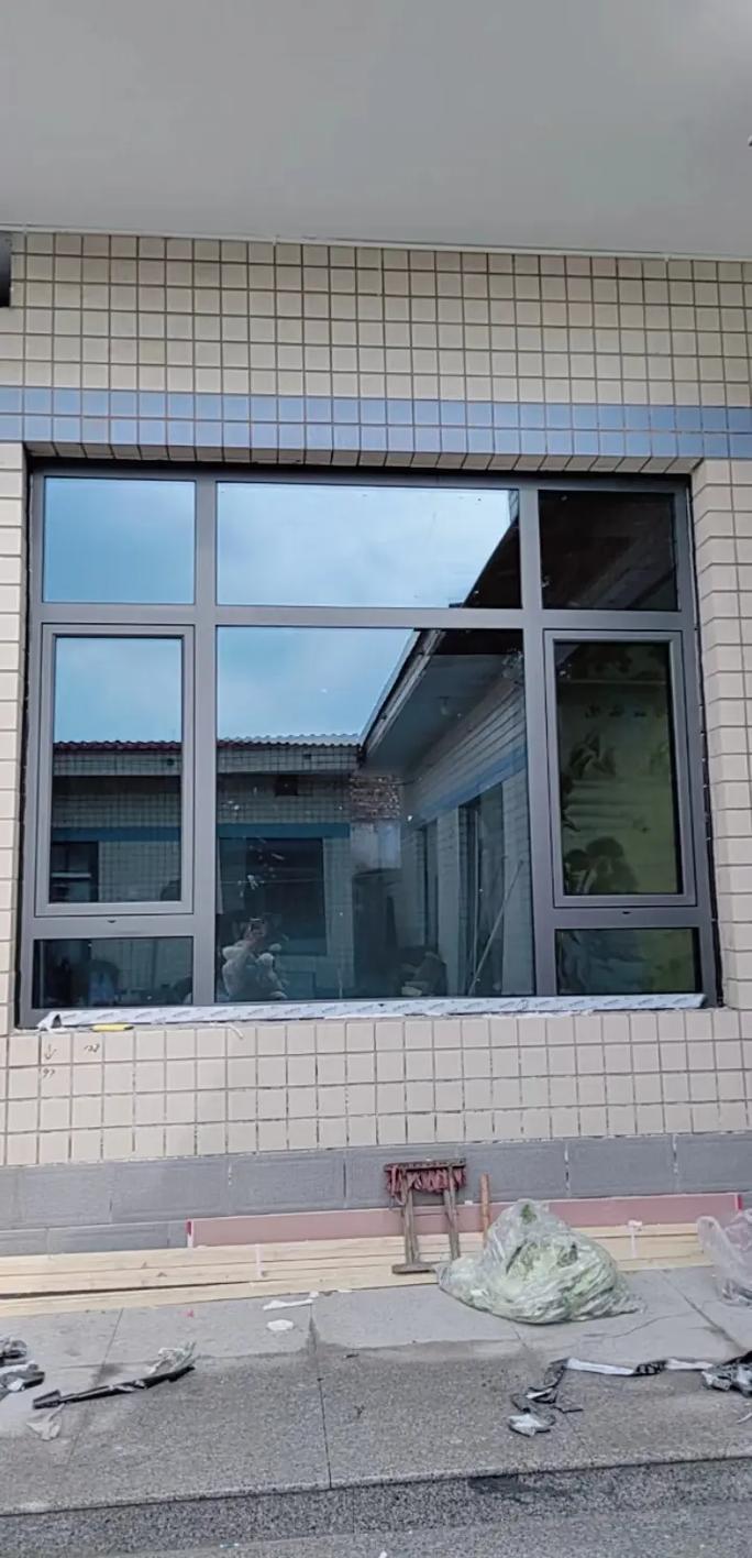 灰晶石门窗 工业美学与定制艺术的完美结合